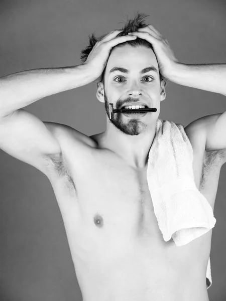 Guy napůl vyholená s vousy drží strojek v zubech — Stock fotografie