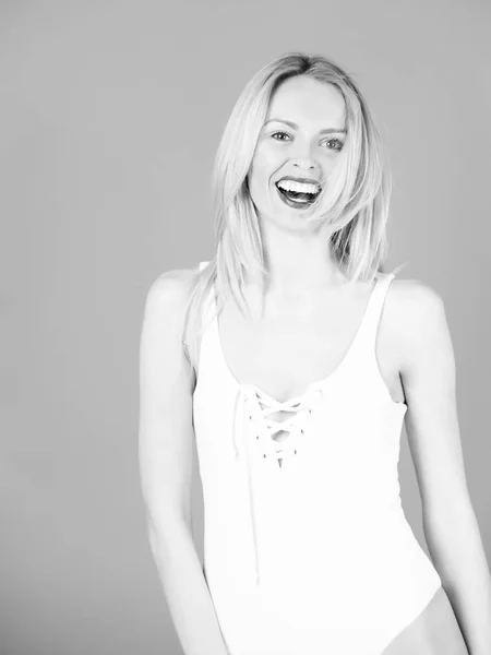 Chica feliz con hermosa sonrisa y dientes blancos sanos — Foto de Stock