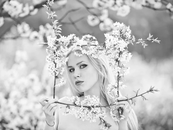 Voorjaar bloem in cherry tuin met mooi jong meisje — Stockfoto