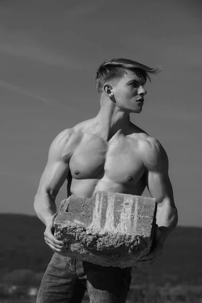 Atletische bodybuilder als hercules. — Stockfoto