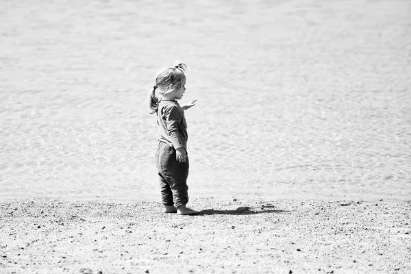 Niño en la playa del océano azul — Foto de Stock