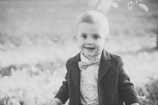 Niño pequeño con corbata en el paisaje natural, la moda —  Fotos de Stock