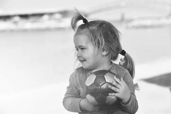 Детство очаровательного маленького мальчика с мячом — стоковое фото