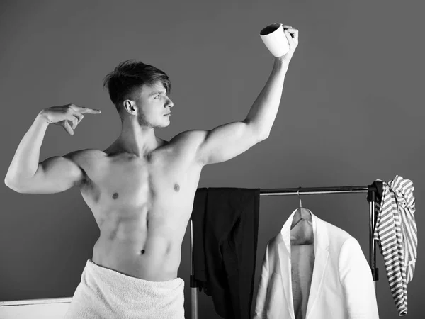 Mann posiert mit Tasse — Stockfoto