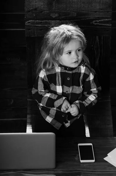 Barn, litet företag pojke med telefonen och datorn i office — Stockfoto