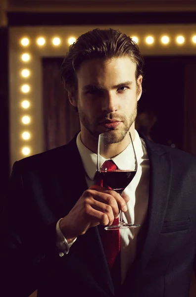 Sommelier veya adam tutun şarap cam, Toplantı ve rahatla — Stok fotoğraf