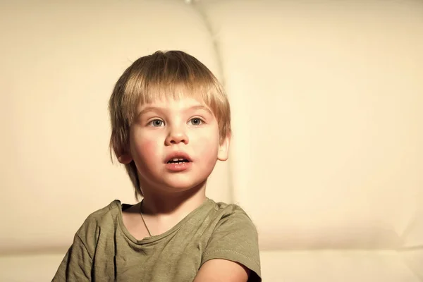 Niño con el pelo rubio . — Foto de Stock