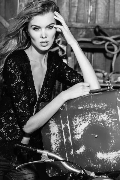 Симпатичная девушка винтажный чемодан стоял в гараже — стоковое фото