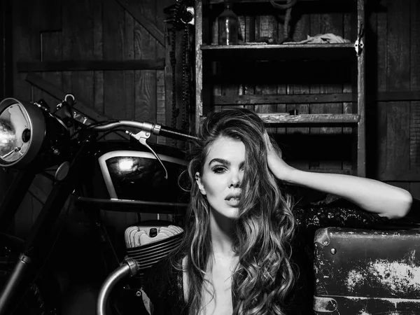 Cestování a aktivní životní styl, biker dívka s kufr na motocykl — Stock fotografie
