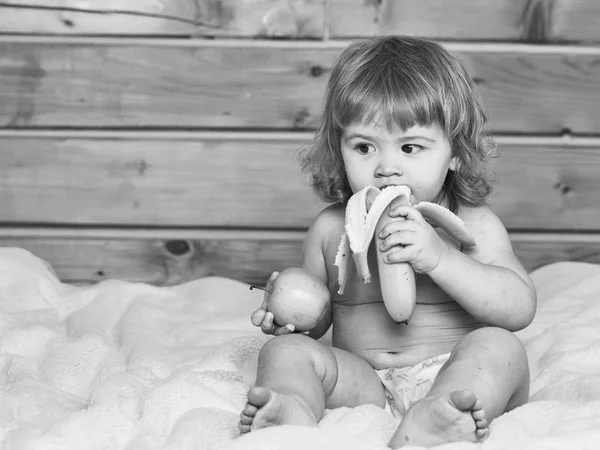 Menino com banana e maçãs — Fotografia de Stock