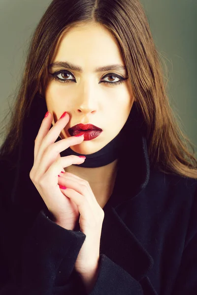 Meisje met modieuze make-up. — Stockfoto