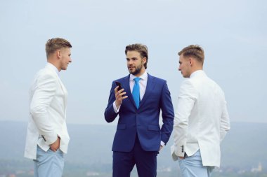 işadamı ile hareket eden ya da cep telefonu ikiz erkek ile konuşma