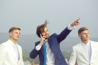 Mavi gökyüzü, iş adamları işaret telefonda konuşan adam