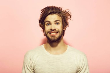 mutlu adam uzun şık uncombed saç, sabah ve berber dükkanı