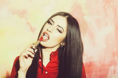 seksi güzel esmer kadın moda kırmızı ruj