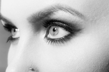 Mavi gözleri parlak gölgeler