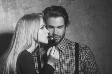 Sevgiliyi kırmızı likör bardak ile poz