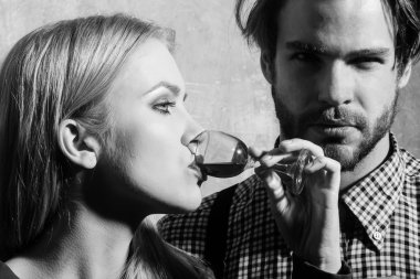 Kız cam ve erkek kırmızı likörü içme