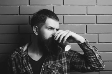 İçme çay veya kahve mavi plastik kap içinde sakallı