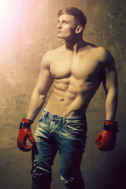 Kırmızı boks eldiven kas boksör