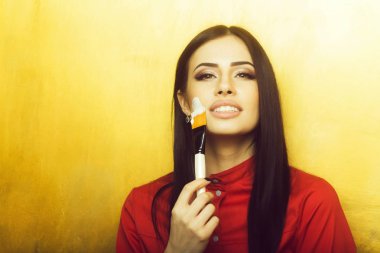 seksi güzel esmer kadın yüz sanatçı ya da makyaj fırçası ile