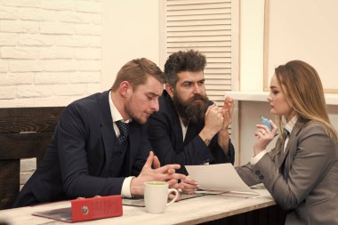 Kadın avukat işlem şartları açıklanmaktadır. İş anlaşmaları, tartışmak koşulları anlaşma, sözleşme. İş görüşmeleri kavramı. İş ortakları, işadamları toplantısında, office arka plan