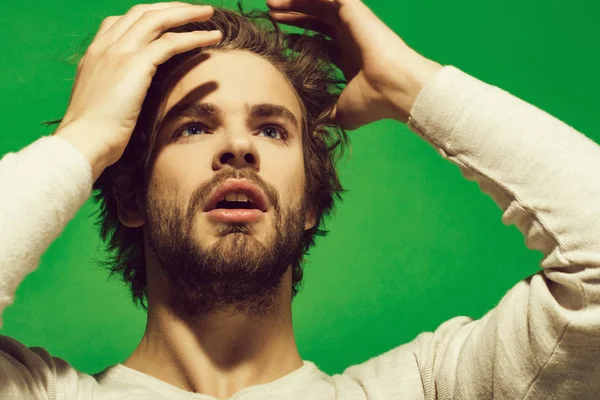 Mañana despertar del hombre con barba y pelo largo — Foto de Stock