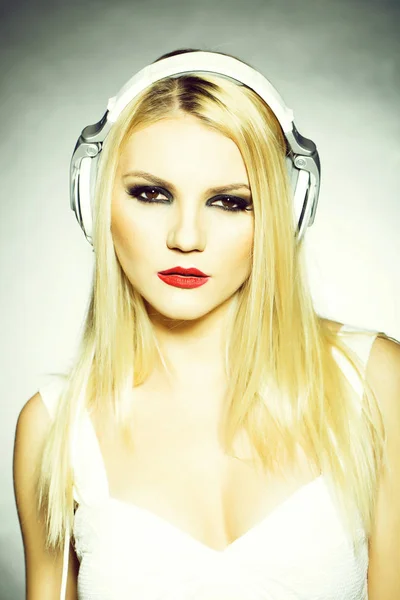 Vacker blond GD flicka i headsetet med röda läppar — Stockfoto