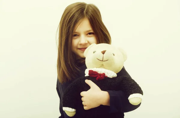 Счастливая милая девушка обнимает милую игрушку медвежонка — стоковое фото