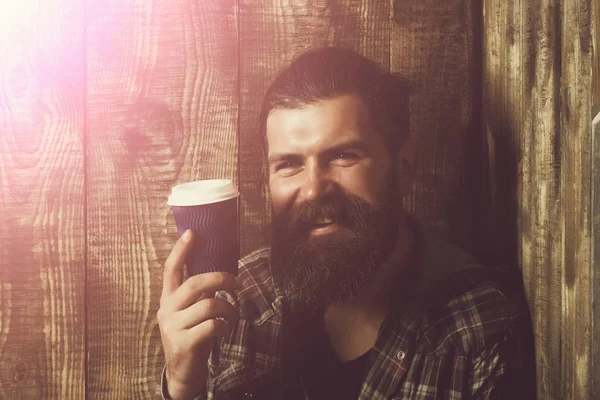 Café no feliz hipster barbudo sorrindo com copo de plástico azul — Fotografia de Stock