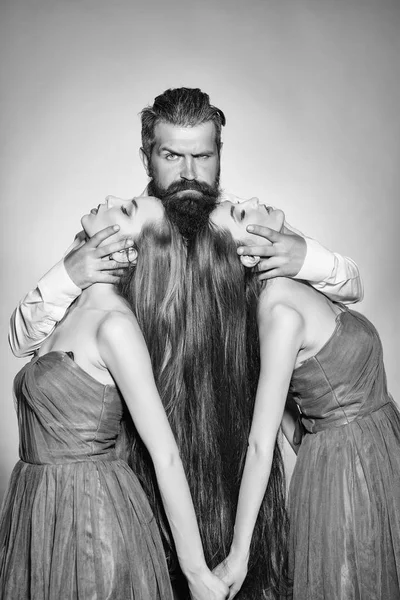 Homme barbu et deux femmes — Photo