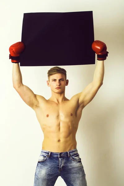男は、ボクサー、黒、保持している空のボクシング グローブの紙 — ストック写真