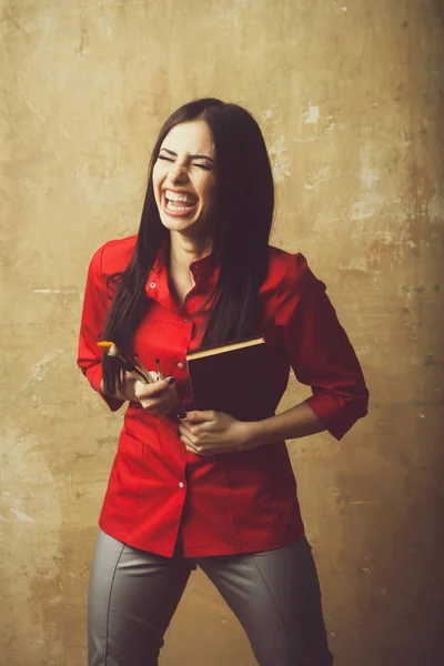 Sexy bella bruna sorridente donna con pennello set e notebook — Foto Stock