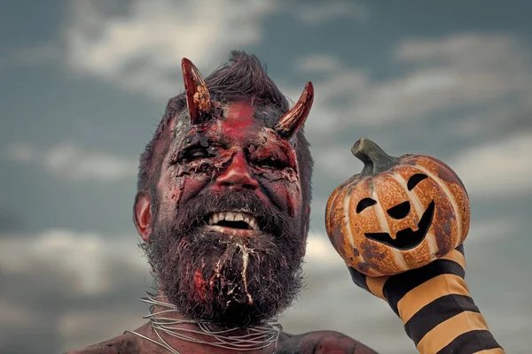 Cadılar Bayramı şeytan başında kanlı boynuzlarıyla gülümseyen