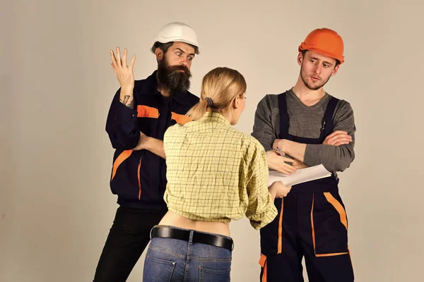 Jonge huisvrouw vrouw ruzie met mannelijke loodgieters, reparateur. Misverstand tussen client en werknemer. — Stockfoto
