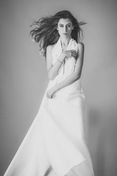 Bruden kvinna i vit brudklänning, mode. Kvinna med lång brunett hår — Stockfoto
