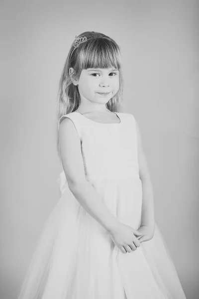 Cabeleireiro, maquilhagem. Menina criança em vestido de glamour elegante, elegância. Moda e beleza, princesinha. Menina em vestido elegante, baile de finalistas. Modelo de moda em fundo rosa, beleza . — Fotografia de Stock