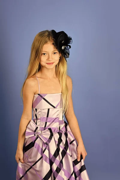 Kindermädchen in stilvollem Glamour elegantem Kleid. Mädchen hat schöne Haare. — Stockfoto