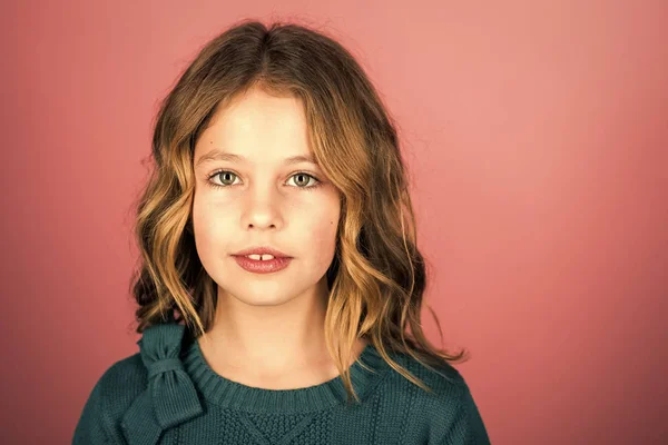 Frisör, hudvård, casual stil, denim. Liten flicka med långt hår. Skönhet och mode modell ser ut. Snygg tjej med vackra ansikte på grå bakgrund. Skönhet och kid mode med friskt hår. — Stockfoto