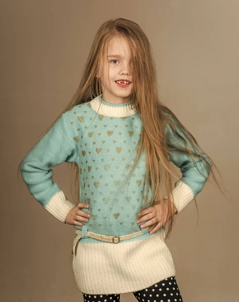 髪とメイクとファッションの小さな女の子 — ストック写真