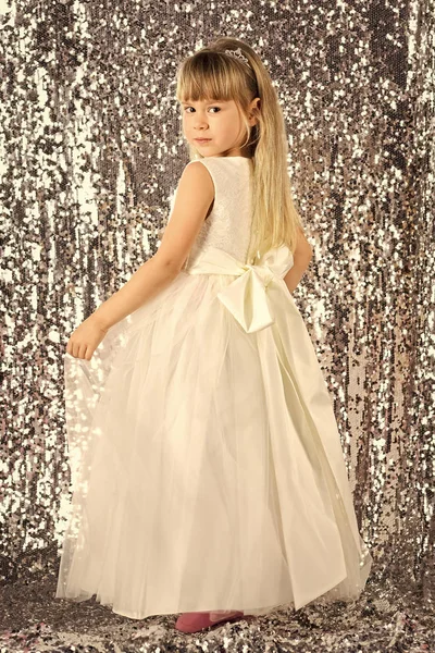 행복 한 어린 소녀 흰색 드레스, 패션 — 스톡 사진