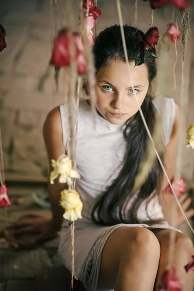 Taze çiçekler ile yumuşak iç çekici çocuk kız. — Stok fotoğraf