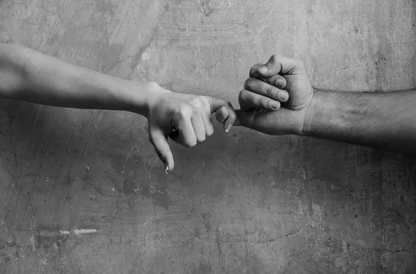 Férfi és női kéz érintése egymást, a kis ujjai — Stock Fotó