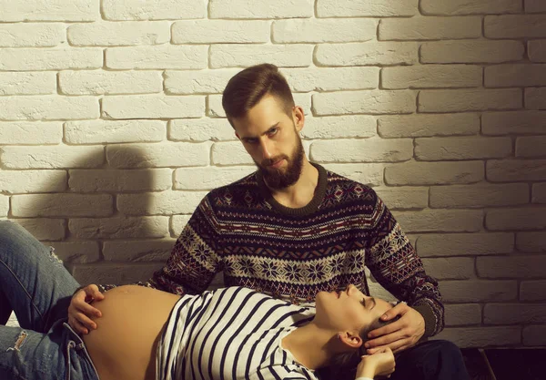 sakallı adam ve yuvarlak karın ile oldukça hamile kadın