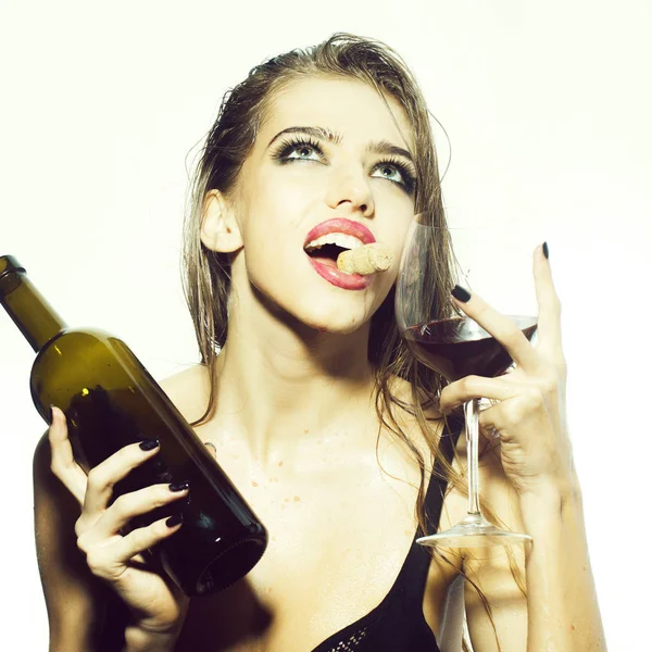 Mulher com garrafa de vinho e vidro — Fotografia de Stock