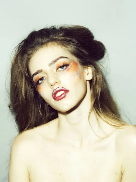 Flicka med orange makeup närbild — Stockfoto