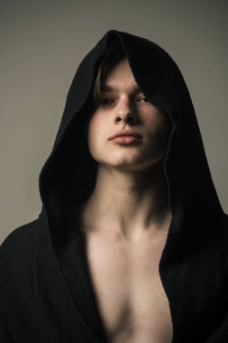 Sabah kavramı. Adam banyo elbise altında hood, sabah. Sabah rutin. Günaydın. Bir duş al