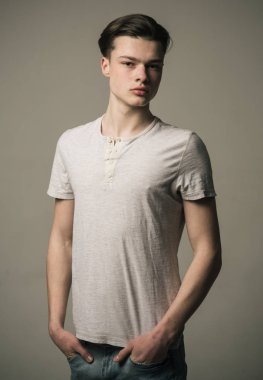 Casual kavramı. Rahat kıyafet genç adam. Genç casual göz ile. Casual tarzda. Raslantı yakışıklı