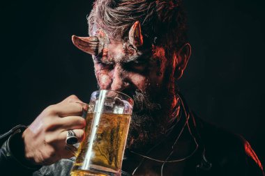 Cadılar Bayramı şeytan kırmızı kan ve yüzündeki yaralar