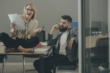 Adam ve şehvetli kız birlikte ofisinde çalışıyorum. Erkek ve kadın iş planı, işbirliği başarı için yazmak